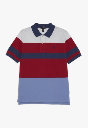 Kortærmet polo med navy krave og horisontale striber i hvid, rød, navy og lyseblå, med et lille broderet logo på brystet.