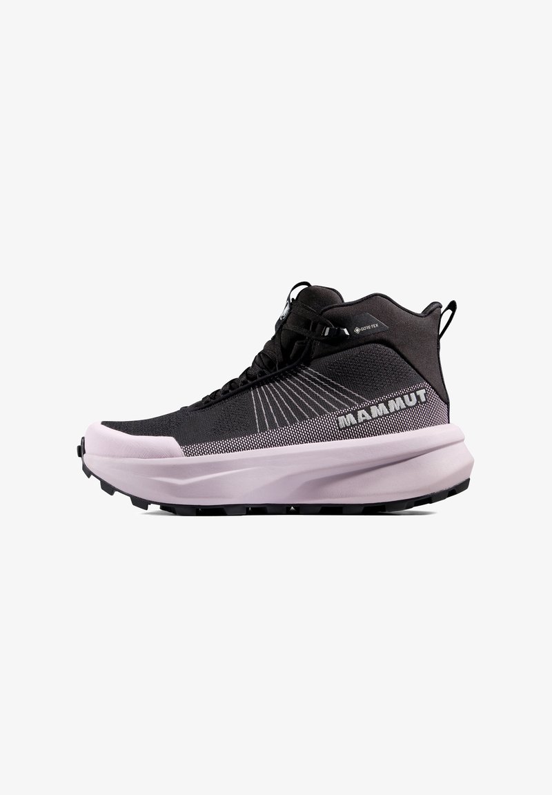 Must ja heleroosa poolkõrge matkasaabas paksu tallaga, Gore-Texi sildiga, paeltega ja Mammuti kaubamärgi nimega küljes.