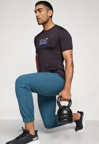 EA7 Emporio Armani VIGOR7 TEE BIG LOGO - Camiseta deportiva - black bean