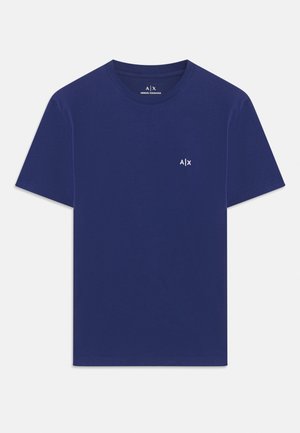 T-shirt en coton bleu marine à manches courtes, col rond, avec un petit logo blanc sur la poitrine gauche. Texture lisse, coupe régulière.
