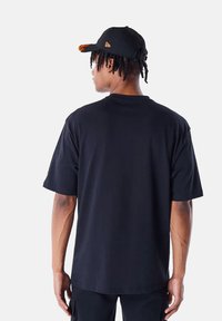 New Era NE FLAG FLAME  - T-shirt print - schwarz