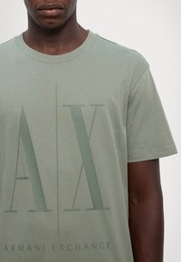 Armani Exchange Marškinėliai su spaudiniu - agave green