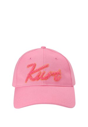 Roze baseballpet met gebogen klep, geborduurd met het woord "Kurt" in textuurgaren in roze en oranje op het voorpaneel.