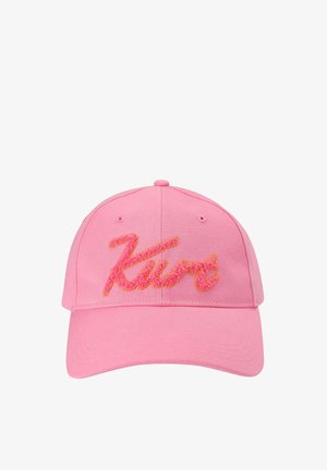 Cappellino da baseball rosa con visiera curva, ricamato con la parola "Kurt" in filo rosa e arancione testurizzato sul pannello frontale.