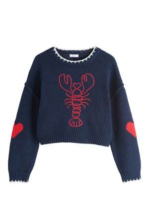 Granatowy sweter dziany z czerwonym wzorem homara na przodzie i czerwonymi sercami na obu rękawach, z białym wykończeniem na kołnierzu i mankietach.