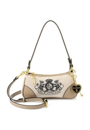 Kleine beige Juicy Couture Handtasche mit schwarzem, besticktem Logo, goldenen Schlüssel- und Herzanhängern, zwei verstellbaren Riemen und Reißverschluss.