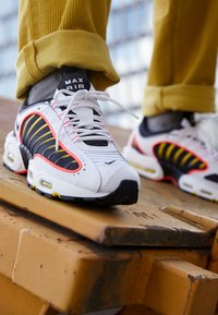 Nike Sportswear Air Max Tailwind Iv Matalavartiset Tennarit White Black Bright Crimson Chrome Yellow Reflect Silver Zalando Fi Nike Sportswear Air Max Tailwind Iv Matalavartiset Tennarit White Black Bright Crimson Chrome Yellow Reflect Silver Zalando Fi