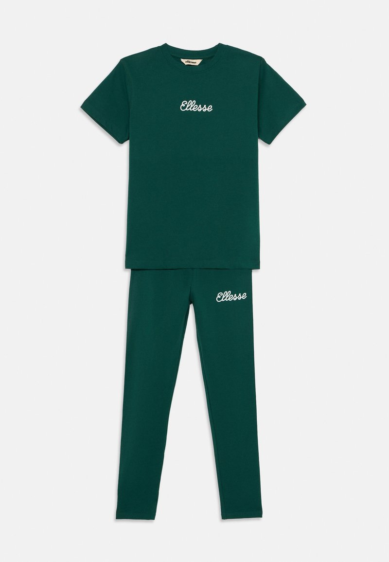 Vihreä puuvillapuku, joka koostuu lyhythihaisesta T-paidasta, jossa on brodattu "Ellesse"-logo, sekä yhteensopivista leggingseistä, molemmat sileällä tekstuurilla.