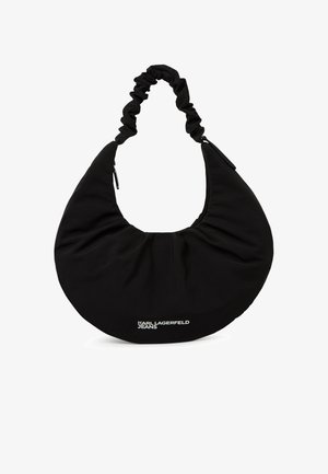 Bolso negro en forma de media luna con asa fruncida y logotipo "KARL LAGERFELD JEANS" en blanco en el centro delantero.
