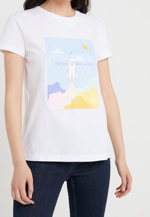 Weißes Baumwoll-T-Shirt mit einem bunten Grafikmotiv einer Rakete, die zwischen pastellfarbenen Wolken startet, und dem Text "flieg mich zum Mond."