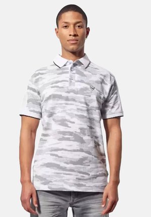 Grijs camouflage polo-shirt met een kraag, korte mouwen en een subtiel logo op de borst. De stof lijkt glad en lichtgewicht.