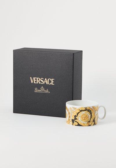 Κεραμική κούπα με περίπλοκο χρυσό και μαύρο μπαρόκ μοτίβο, συνοδευόμενη από μια μαύρη συσκευασία με τις επωνυμίες Versace και Rosenthal.
