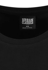 Svart crew-neck t-skjorte med et enkelt design. Lappen leser "URBAN CLASSICS," størrelse XS, med informasjon om produksjon i Kina.