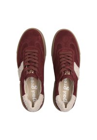 Sneakers in suede bordeaux con dettagli in pile crema, punta rotonda e lacci piatti. Presentano una suola in gomma e un marchio sulla soletta.