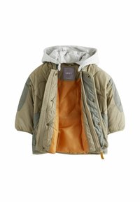 Gequiltede groene en grijze jas met een grijze capuchon, oranje voering en drukknoopsluitingen. Heeft korte mouwen en zijzakken.