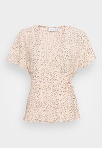 Blůza s květinovým vzorem v světlé růžové barvě, s jemnými volánovými rukávy, hlubokým výstřihem do V, nařaseným pasem a jemnými sklady pro strukturovaný vzhled.