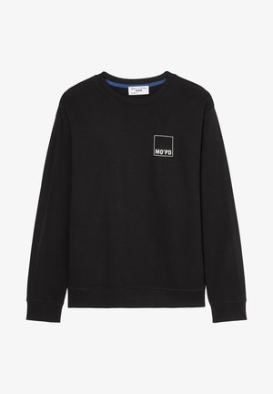 Czarna bluza z długim rękawem i okrągłym dekoltem z napisem "MO’PD" w białym kwadracie na lewej piersi, wykonana przez Marc O’Polo Denim.