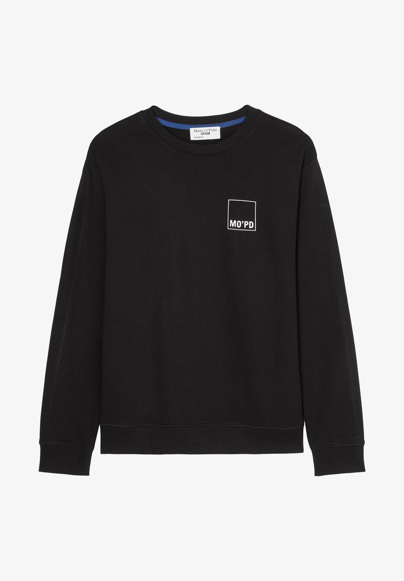 Sweat-shirt noir à manches longues et col rond avec "MO’PD" à l'intérieur d'un carré blanc sur la poitrine gauche, fabriqué par Marc O’Polo Denim.