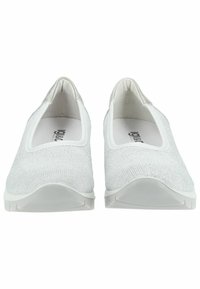 Scarpe bianche slip-on con tomaia in maglia testurizzata, punta rotonda e suola in gomma flessibile. Design minimalista senza chiusure visibili.