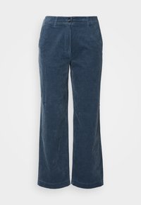 Pantalon en velours côtelé bleu à jambes larges, fermeture par bouton et zip, avec passants pour ceinture sur fond blanc.