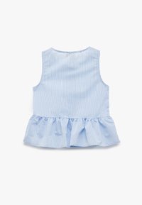 Helles blaues ärmelloses Top mit weißen vertikalen Streifen, rüschensaum und einer glatten Textur. Die Rückansicht zeigt den abgerundeten Ausschnitt.