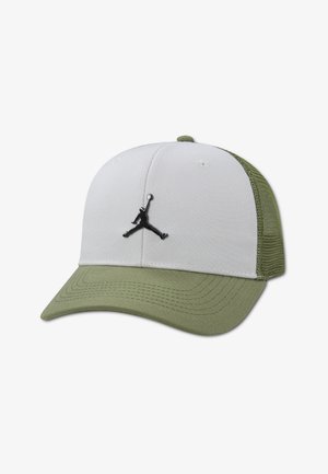 Dwukolorowa zielono-biała czapka z daszkiem z siateczkowym tyłem i czarnym logo Jumpman na środku przedniego panelu.