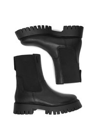 Čierne kožené členkové čižmy s elastickými bočnými panelmi, masívnymi gumovými podrážkami a štruktúrovaným povrchom. Majú hladký vrch a robustný dezén podrážky.