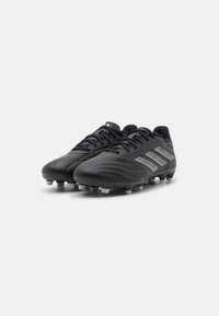 Scarpe da calcio nere con tomaia in sintetico testurizzato, caratterizzate da tre strisce argentate, design con lacci e suole chiodate per una migliore trazione.