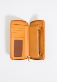 Portafoglio in pelle arancione brillante con zip, dotato di numerose fessure per carte, una tasca per monete con zip e uno slot per ID marrone con accenti dorati.