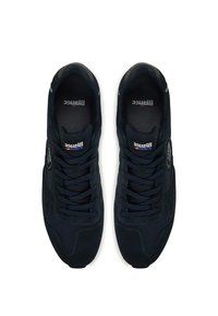 Scarpe da ginnastica blu navy realizzate con un mix di tessuto e suede, con lacci in evidenza, colletto imbottito e accenti con il logo.