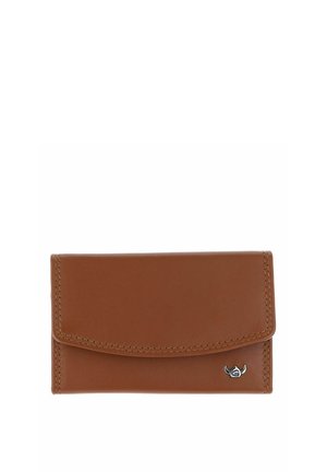 Portefeuille en cuir marron avec bords cousus et un petit emblème argenté présentant un motif à cornes dans le coin inférieur droit.