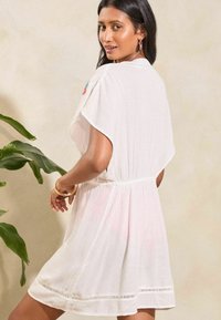 Love & Roses TROPICAL EMBROIDERED KAFTAN.   - Rochie de zi - ivory white