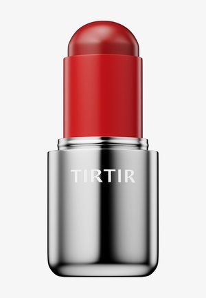 Rot getönter Lippenbalsam mit abgerundetem Kopf in glänzendem silbernem Tubus mit der Aufschrift "TIRTIR" vor weißem Hintergrund.
