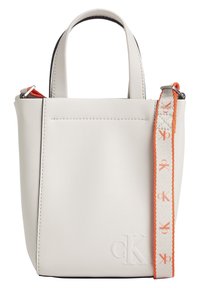 Bílá kožená kabelka se strukturovaným designem, vybavená krátkými rukojetmi a nastavitelným oranžovým popruhem s logem.
