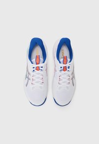 Des chaussures de sport blanches avec une tige en maille texturée, des accents bleus, des rayures latérales colorées et des lacets blancs. Pas de logos visibles à l'extérieur.