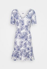 Biała sukienka na krótki rękaw z głębokim dekoltem w kształcie V, ozdobiona niebieskim tropikalnym wzorem liści i kwiatów, z falbaną u dołu.