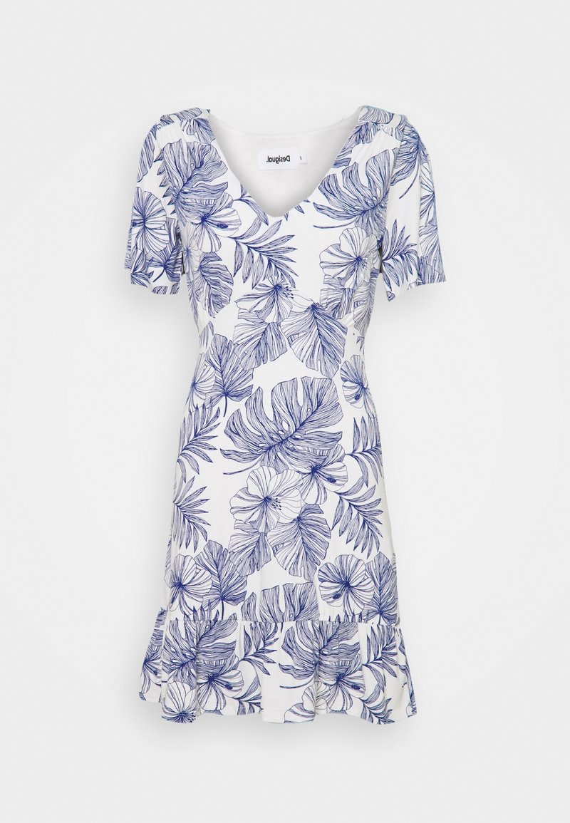 Biała sukienka na krótki rękaw z głębokim dekoltem w kształcie V, ozdobiona niebieskim tropikalnym wzorem liści i kwiatów, z falbaną u dołu.