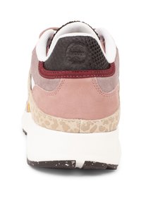 Vue de talon de basket avec daim rose, bordure en imprimé léopard, surpiqûres bordeaux, patch texturé noir, col rembourré blanc et semelle blanche.