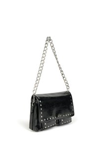 Sac à bandoulière en cuir noir avec des clous en métal argenté et une anse en chaîne argentée épaisse, comportant deux poches avant et un fermoir à rabat.