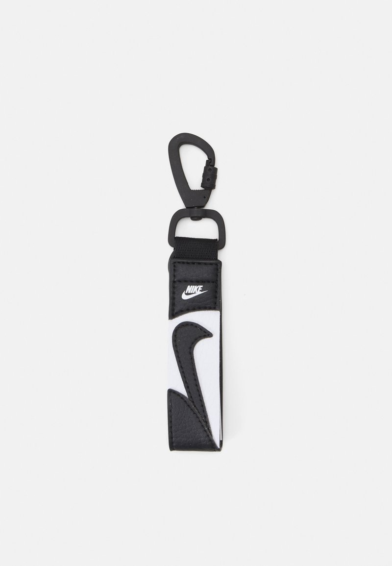 Zwart-witte Nike sleutelhanger van leer, met een opvallend zwart logo accent en een karabijnhaak voor bevestiging.