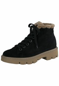 Botas de tobillo de ante negro con suela de goma marrón claro, cordones en la parte delantera y forro de piel sintética en el cuello. Tacón grueso para mayor soporte.