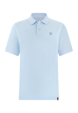 Polo bleu clair à manches courtes avec col, deux boutons, et un petit écusson logo sur la poitrine gauche et l'ourlet inférieur.