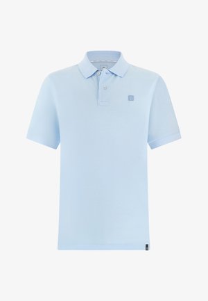 Lyseblå polo-shirt med korte ærmer, krave, to knapper og en lille logopatch på venstre bryst og nederste kant.
