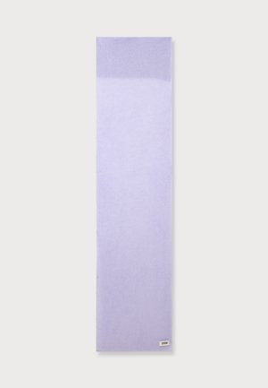 Longue écharpe rectangulaire lavande avec un bord supérieur légèrement plus foncé et une petite étiquette blanche dans le coin inférieur.
