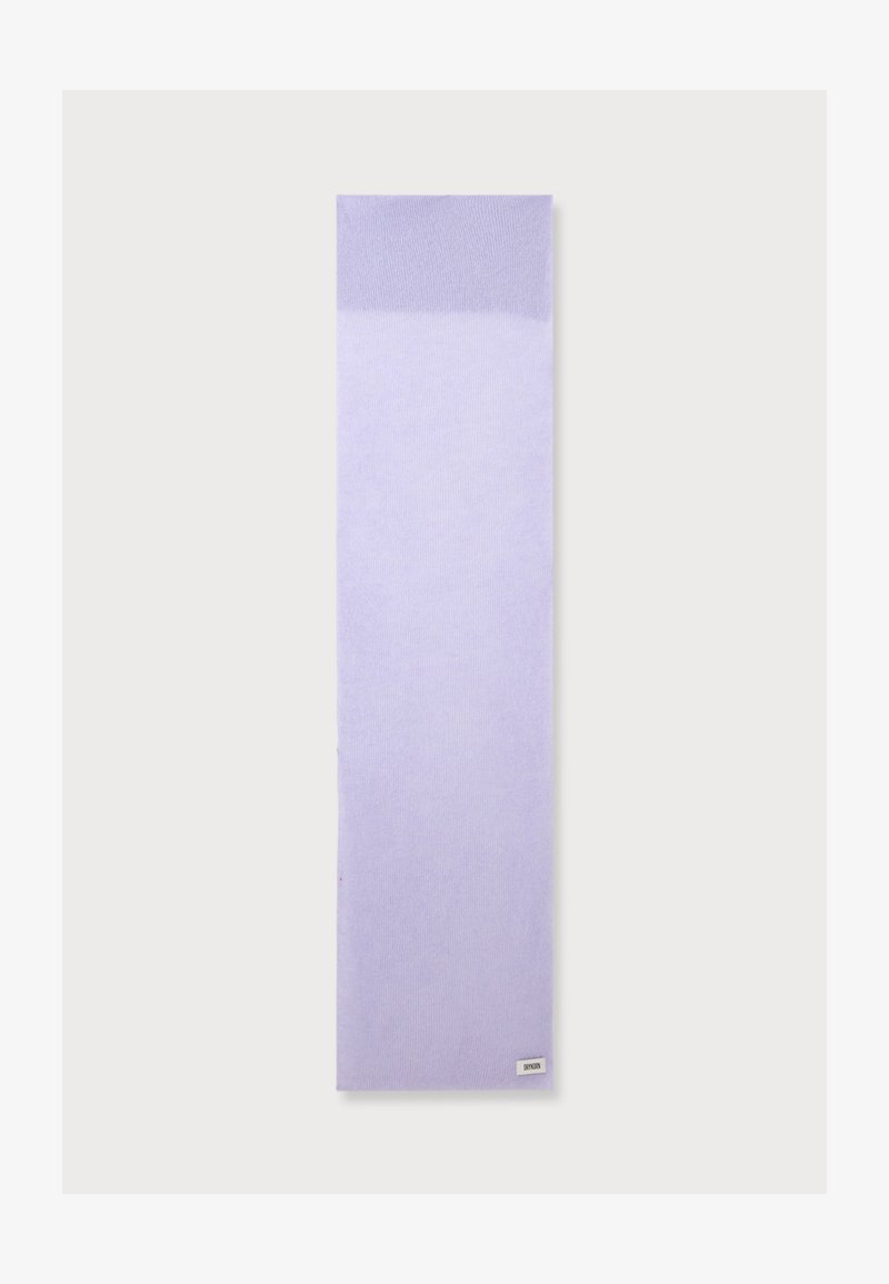 Longue écharpe rectangulaire lavande avec un bord supérieur légèrement plus foncé et une petite étiquette blanche dans le coin inférieur.