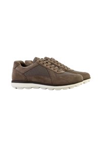 Sneaker in suede marrone con dettagli in rete, caratterizzati da punta rotonda e suola leggera in gomma bianca con un motivo arrotondato distintivo.