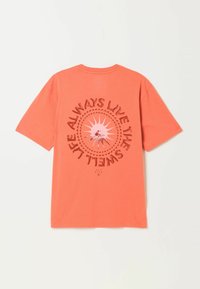 T-shirt orange corail avec un graphisme circulaire de soleil et le texte « Always live the swell life » entourant un surfeur chevauchant une vague au centre.