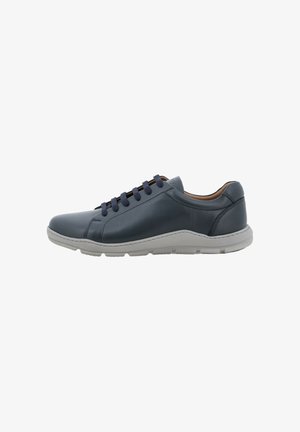 Sneaker in pelle blu scuro con lacci blu navy e suola in gomma bianca texturizzata, vista dal lato esterno su sfondo bianco.