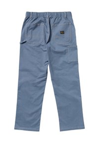 Lichtblauwe cargobroek met een elastische tailleband, meerdere achterzakken en contrasterende stikdetails. Gemaakt van duurzaam materiaal.