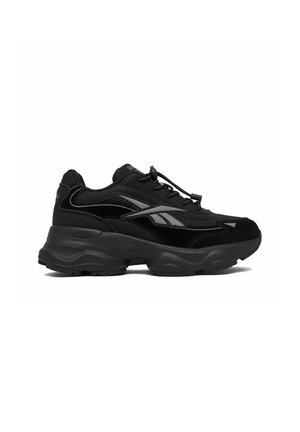 Czarny sneaker Reebok z grubą podeszwą, odblaskowym logo z boku, sznurowany z zapięciem na zatrzask i wyściełanym kołnierzem dla komfortu, widoczny z profilu.